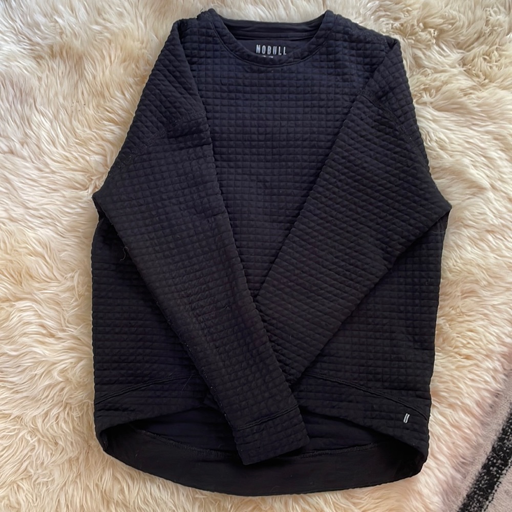 NOBULL Waffles Lower in the back sweatshirt. The perfect fit for warming up.